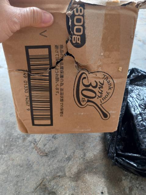 Nhận hàng kiểm tra thùng bị rách và có  một gói bị rách, hạt bên trong mềm.
Đề nghị shop đổi trả một gói mới.
Có gởi hình đính kèm cho shop. 
Shipper không cho kiểm tra hàng, ảnh nói shop không cho mở, nếu mở có vấn đề gì thì chụp hình gởi shop. Đề nghị shop phản hồi sớm.
Số điện thoại của mình ***