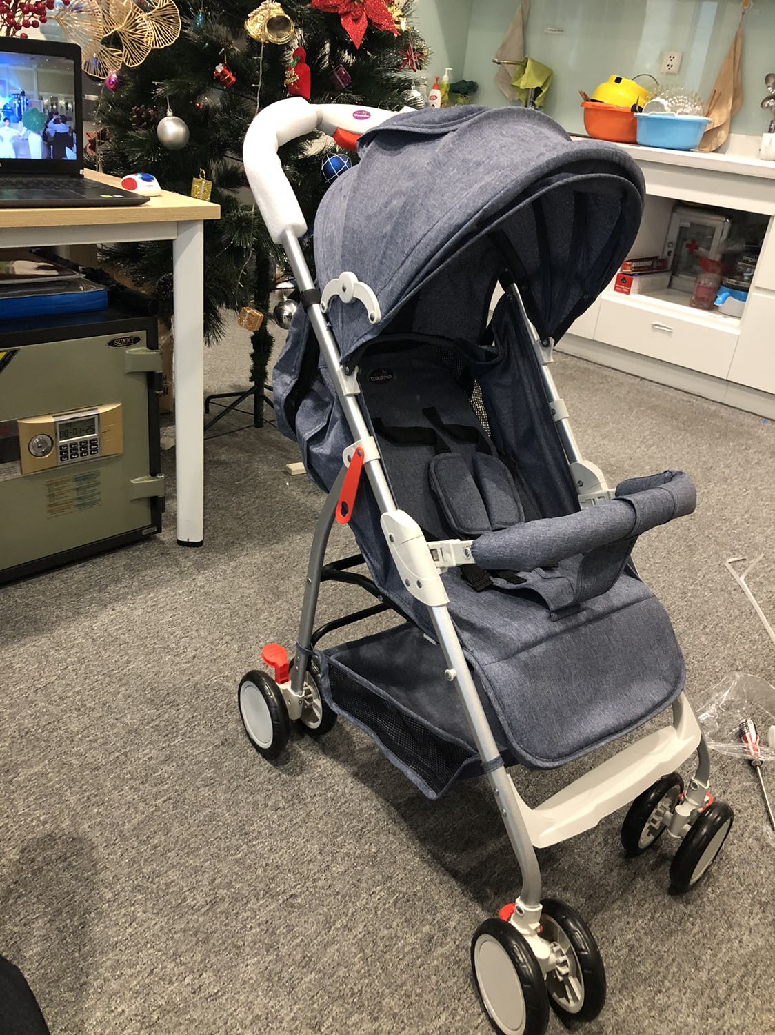 Sản phẩm k dc hoàn hảo, khi tháo các miếng mút che mới thấy dc có chỗ bị bẩn và gỉ set Sản phẩm k dc hoàn hảo, khi tháo các miếng mút che mới thấy dc có chỗ bị bẩn và gỉ set