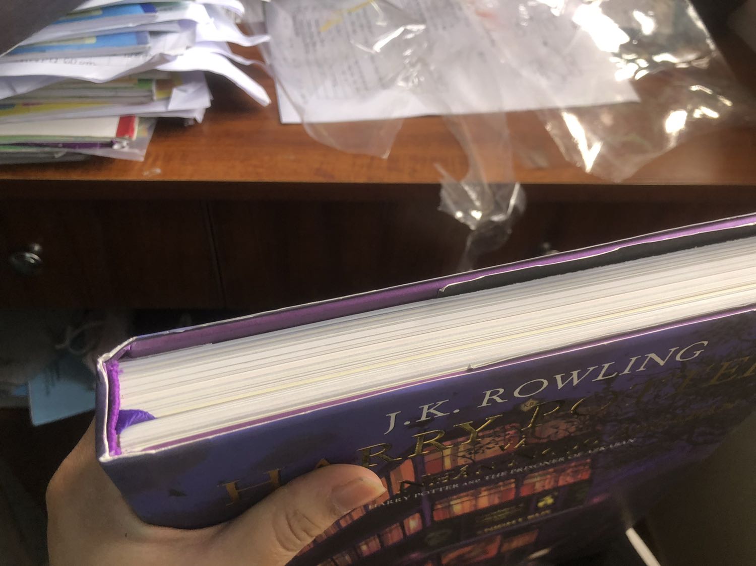 Nhận sách vẫn còn nguyên màng co nhựa mà mở sách ra quá buồn luôn. Mép sách thì móp( thôi thì bỏ qua ) nhưng mở sách ra bên trong đã bung hết cả, mà ngay trang đầu tiên luôn. Không khác gì shop lấy sách cũ rồi bọc lại màng co. Quá là buồn