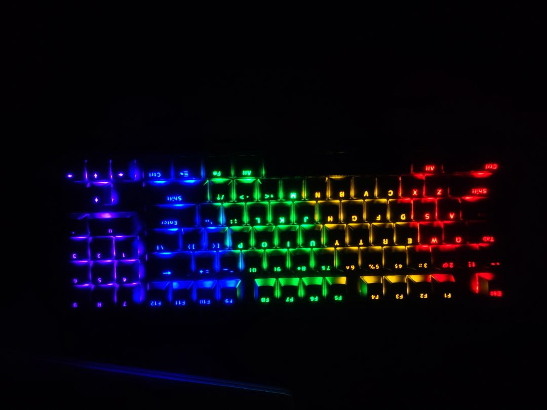 đóng gói cẩn thận, giao nhanh chỉ 2 ngày là nhận đc rồi bàn phím đẹp với giá tiền như vậy là rất đáng, k biết bàn phím có tắt mở các chế độ đèn hay k mà mình kiếm k thấy ai chỉ mình với. Chắc mình trước đó xài lap đánh quen rồi nên khi đánh bàn phím 89keys này mình cảm thấy chưa quen tay với hơi nhỏ .
Hàng chất lượng đáng mua đó