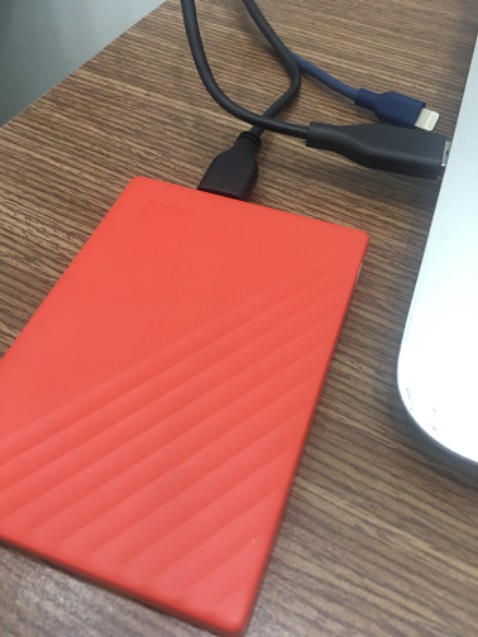 Ổ cứng nhỏ gọn, cầm chắc tay, đường truyền ổn, chép dữ liệu chạy nhanh. Có tặng kèm bao da đựng chắc chắn an toàn. Nâng niu lắm thích lắm luôn í