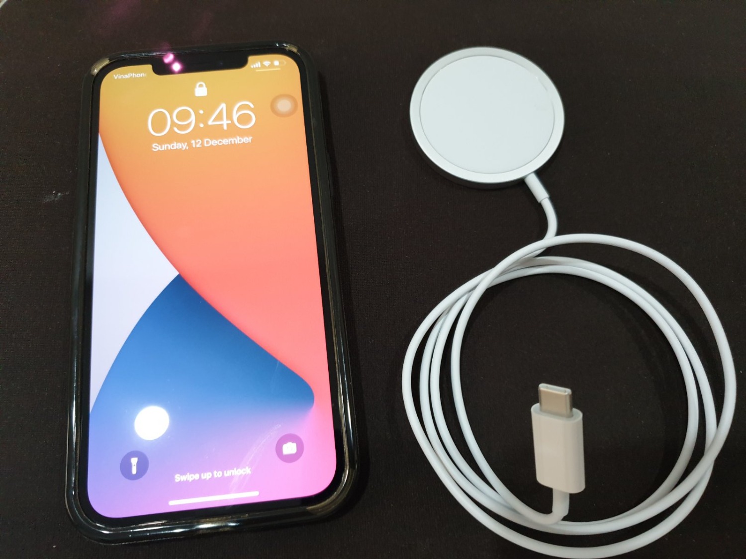 Hàng giao thật nhanh (TikiNow) chưa đầy 1h từ khi đặt hàng, xin cảm ơn TIKINOW. Hàng mẫu mã nhỏ gọn, cảm giác chắc chắc an toàn và chất lượng. Đã sạc thử, rất nhanh (có  lưng nhựa  cứng bên ngoài cũng nhận sạc luôn). Thời gian sử dụng sẽ xem xét và đánh giá sau thêm. Hiện tại rất hài lòng.