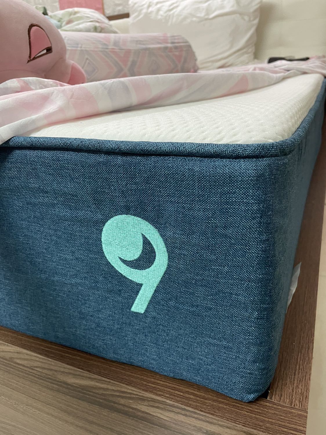 Mình nằm nệm được 3 tháng rồi giờ mới đánh giá. Nệm nằm rất êm ái ngủ ngon, tuy nhiên hơi nóng xíu, m bật máy lạnh ngủ thì k sao nè. Mình rất thích.