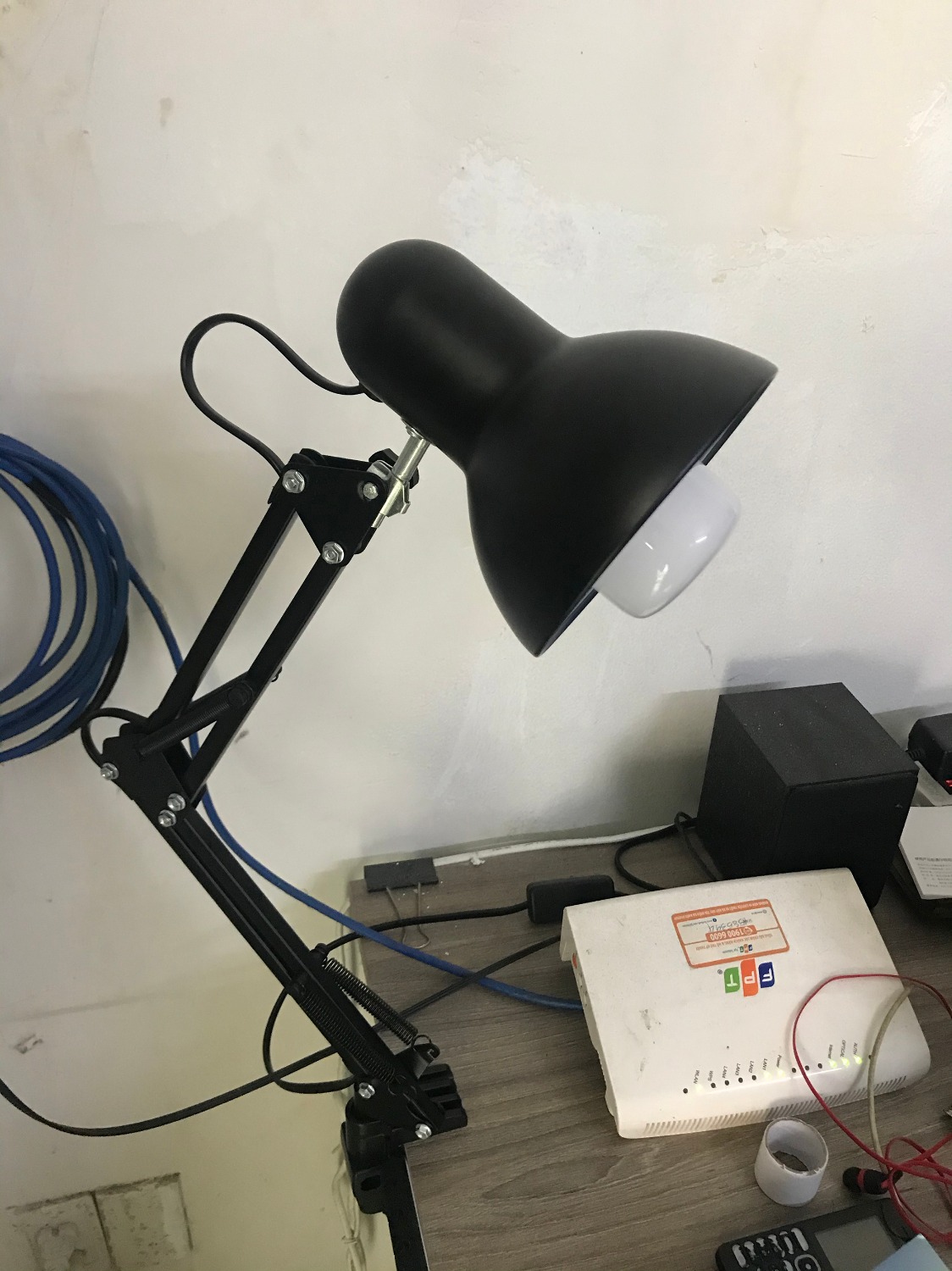 Thông tin ghi chiều dài thân đèn là 38cm và 37cm, chụp đèn 15.5cm nhưng lại giao cho mình đèn nhỏ, thân chỉ có 23cm và chụp đèn cỡ 12cm. Mình gắn cái bóng đèn của mình vô nó lòi ra cả khúc, bật lên chói cả mắt do cái chụp đèn ngắn quá ko che được hết. Đề nghị tiki hỗ trợ đổi trả chứ như vầy mình ko xài được.