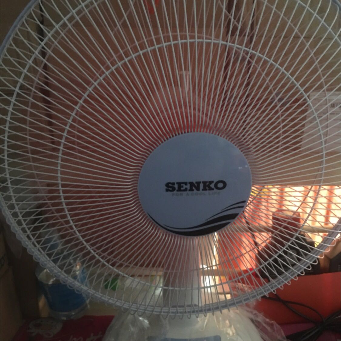 Lúc mua mình tưởng quạt nhỏ, ko ngờ quạt bàn cánh lớn mát không tưởng. Nhỏ gọn di chuyển đặt phòng ngủ trên giường an toàn không chiếm diện tích.