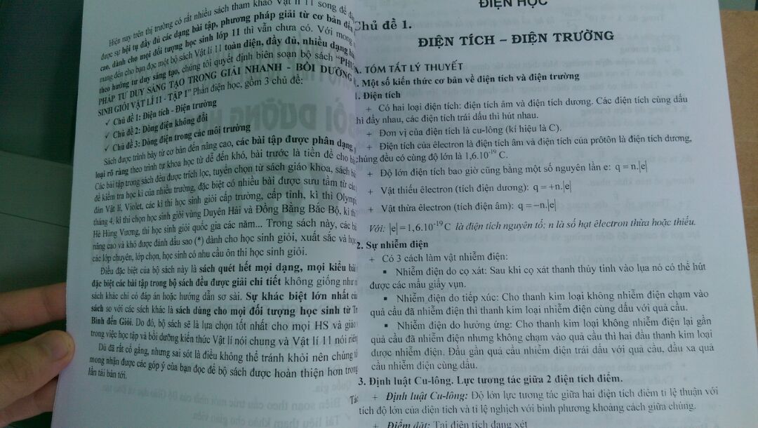 Sách được đóng gói cẩn thận, giao hàng nhanh,shipper thân thiện.Chất lượng sách quá 
tốt, học và làm bài tập theo chuyên đề, lời giải chi tiết, bài tập đa dạng, đáng mua!