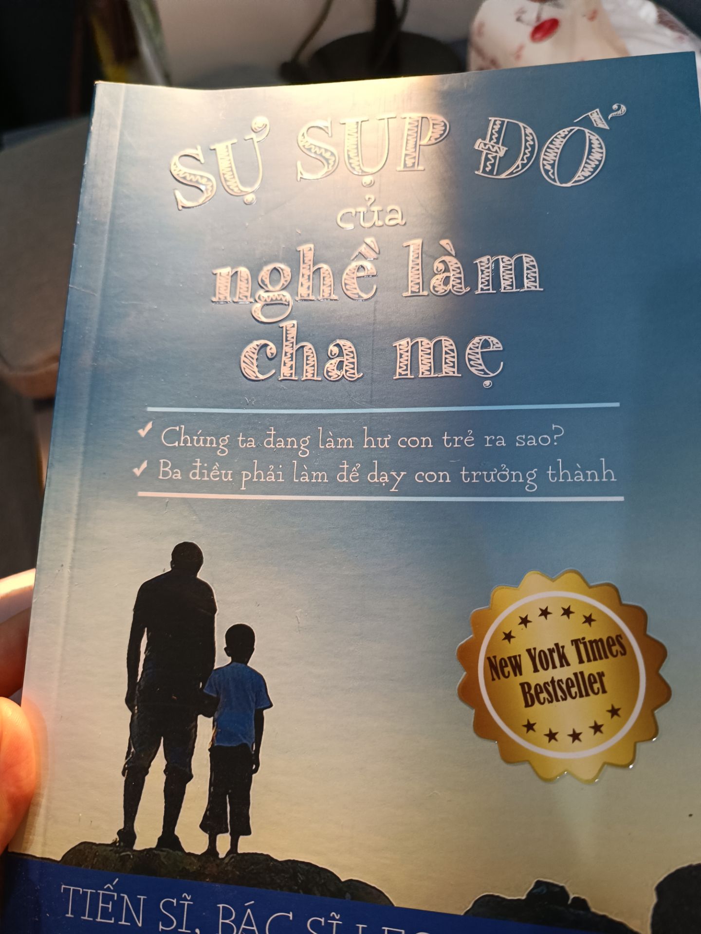 Xem mục lục và chọn 1 vài chương cảm thấy thú vị để đọc sơ qua vài trang, mình đã thấy cực kì thích cuốn sách này. 

- Văn phong dịch rất dễ hiểu và mượt mà.
- Tác giả trình bày vấn đề logic và dễ hiểu, tất nhiên có một vài khái niệm trong tâm lý học có thể khiến người đọc ko chuyên khó hiểu.
- Hệ thống tài liệu tham khảo đồ sộ, thuận lợi cho việc tìm hiểu các vấn đề liên quan nếu muốn hiểu sâu hơn. Mình đánh giá rất cao những cuốn sách có tài liệu tham khảo rõ ràng, vừa thể hiện tác giả rất tâm huyết và nghiên cứu nghiêm túc/là nhà nghiên cứu uy tín, vừa là minh chứng cho việc những gì viết trong sách không đơn thuần là quan điểm cá nhân của tác giả -> nhìn nhận khách quan hơn.
- Cực kì giá trị cho cha mẹ để đồng hành, giáo dục con tại nhà trong thời kì đầy cám dỗ và dễ lạc lối đối với thanh thiếu niên hiện nay.