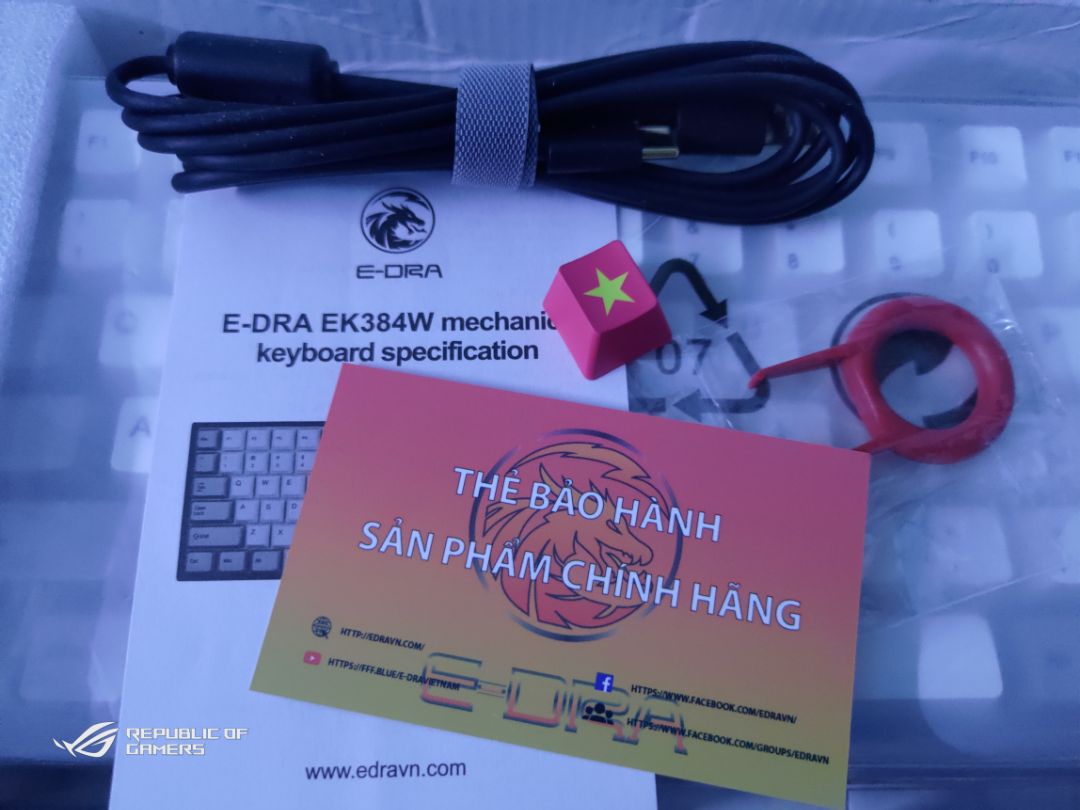 Đóng gói rất chắc chắn, có thư cảm ơn và phiếu bảo hành đàng hoàng, có tặng thêm 1 keycap phím esc hình cờ VN, có điều bàn phím không có phím F12, may là mình có bộ keycap khác nên không sao cả. Nói chung chất lượng rất okay Đóng gói rất chắc chắn, có thư cảm ơn và phiếu bảo hành đàng hoàng, có tặng thêm 1 keycap phím esc hình cờ VN, có điều bàn phím không có phím F12, may là mình có bộ keycap khác nên không sao cả. Nói chung chất lượng rất okay