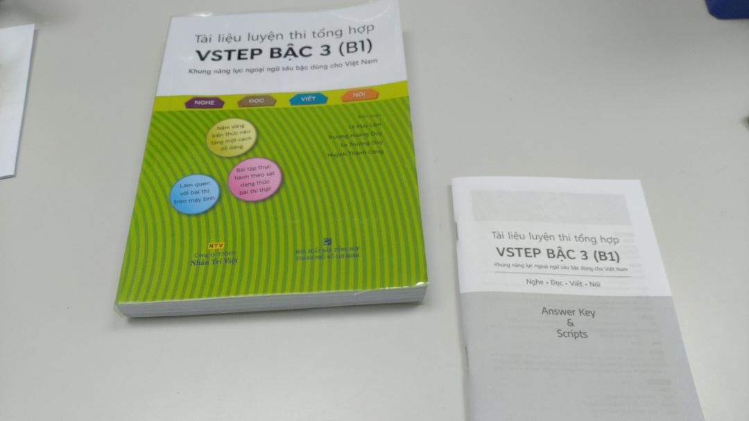 Trình bày rõ ràng thành các đề mục Nghe-Đọc-Viết-Nói. Các Ex(ample) có độ khó từ thấp đến cao. Sách in màu trên giấy tốt, kèm theo Answer key cho các Ex. Đáng mua dù hơi mắc