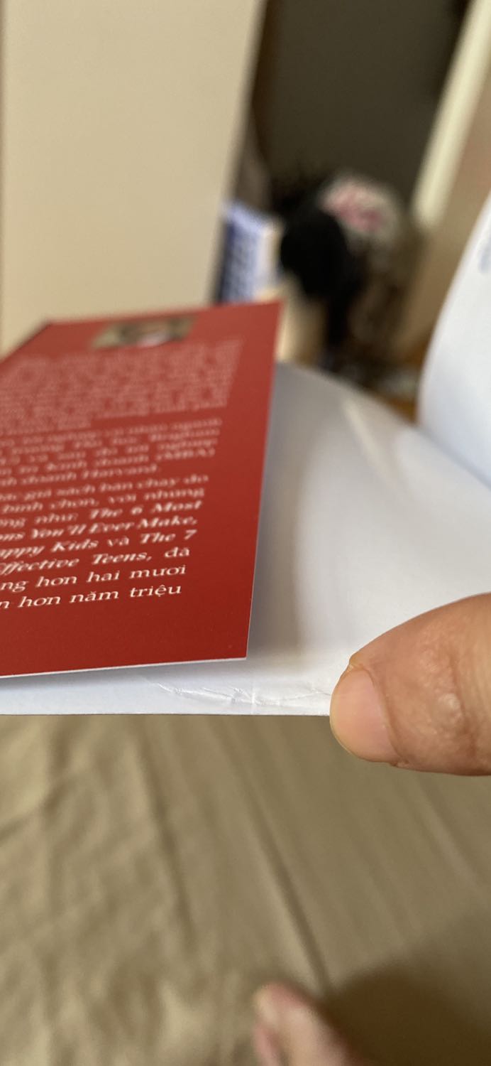 Sách bị rách, móp, nhăn, cũ, tôi tính mua làm quà nhưng chất lượng như vậy khiến tôi rất thất vọng.
Tôi đã lỡ ghi đề tặng cho cả 2 quyển sách, nhưng khi kiểm tra kỹ tôi mới thấy quá nhiều lỗi như hình và tôi không thể mang tặng quyển sách kém chất lượng như vậy để ảnh hưởng uy tín của mình.
Tôi mong Tiki sẽ có chính sách kiểm soát chất lượng đối với sách được bán ra để đảm bảo sự hài lòng của khách hàng. 
Xin cám ơn.
Tạ Minh Hà