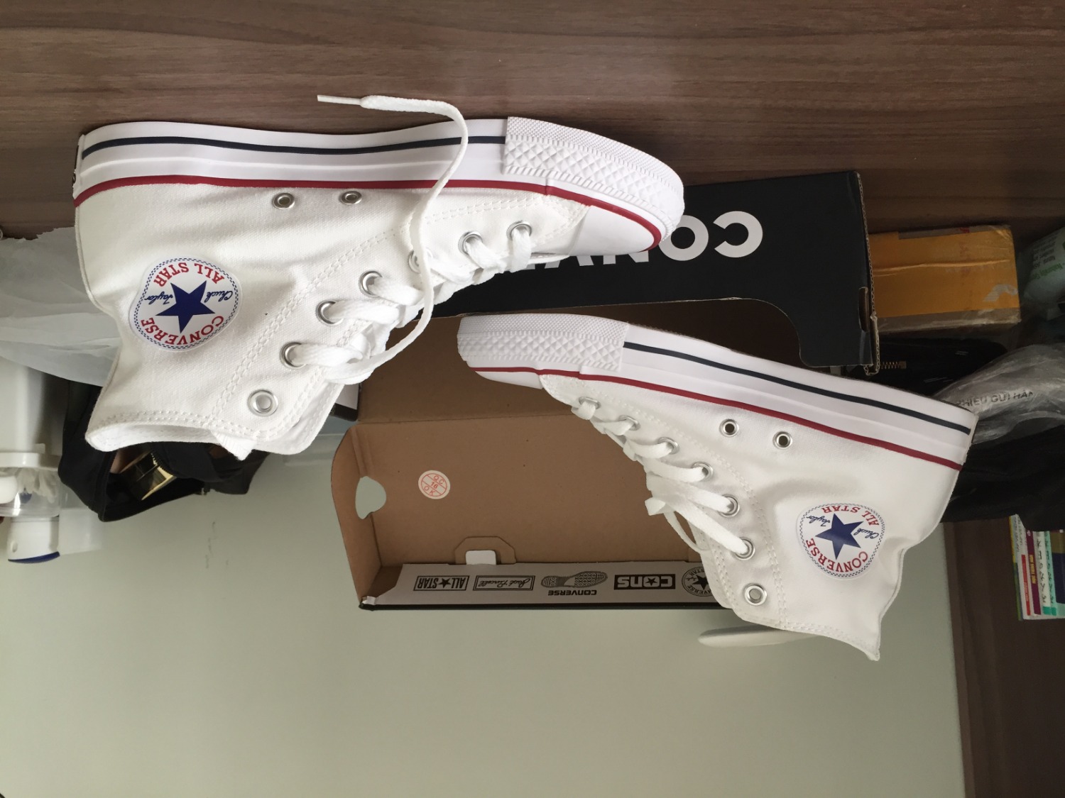 Giày sạch, đẹp, mang vừa vặn, khá thoải mái. Chưa rõ chất lượng có bền không vì mới mua. Được tặng thêm 2 túi vải và 1 đôi vớ, có phiếu bảo hành. Đóng gói chắc chắn, giao hàng đúng hẹn.