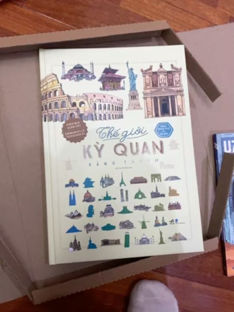 Giao cực nhanh. 10h sáng mình đặt thì 6h chiều ship gọi giao (mình đặt giao tiết kiệm). Sách đóng gói kĩ. Nhưng sách bị bẩn ở nhiều trang, hic
