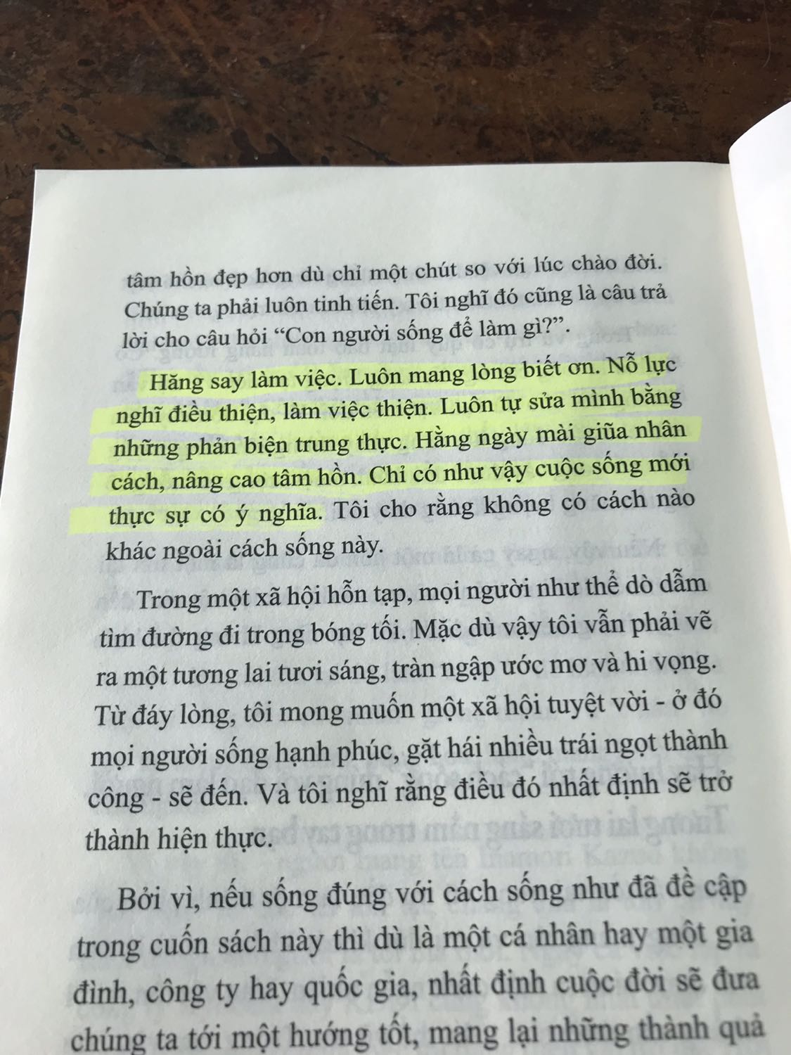 -Tiki giao hàng thì miễn chê rồi hé.

-Bàn về nội dung:

1. Sách là câu trả lời cho ai thắc mắc mình sinh ra trên cõi đời này để làm gì. Tại sao mình có mặt trên cõi đời này.

2. Cách đối nhân xử thế, chuẩn mực như thế nào là đúng.

3. Sách nói rất nhiều về triết lý đạo phật, vì tác giả quy y đạo phật.

4. Rất đáng đọc. Mỗi năm hoặc 2 năm nên lấy ra đọc lại 1 lần để hiểu kỹ hơn những ý mình bỏ sót.