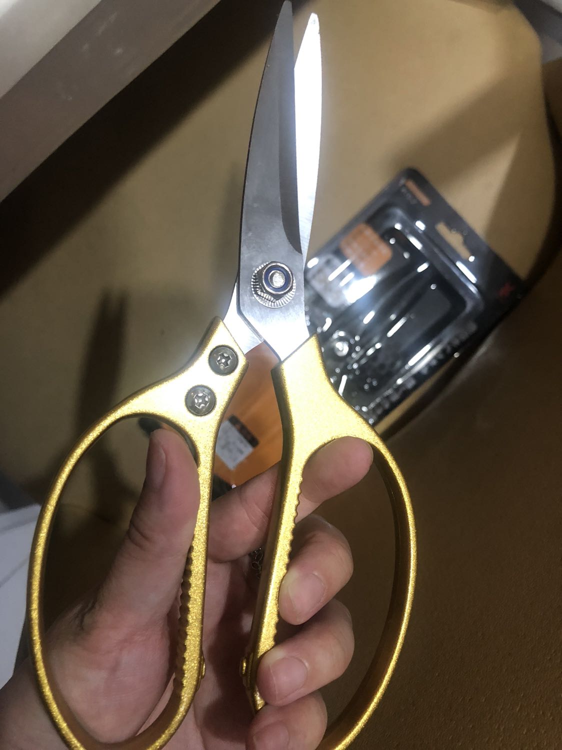 Giao nhanh 2h. Đóng gói đẹp, giao đúng mẫu đặt, kéo mới, mẫu đẹp cầm chắc tay, nhìn rất ưng. 
Cảm ơn nhà phân phối An Vũ Techcom và Tikinow.