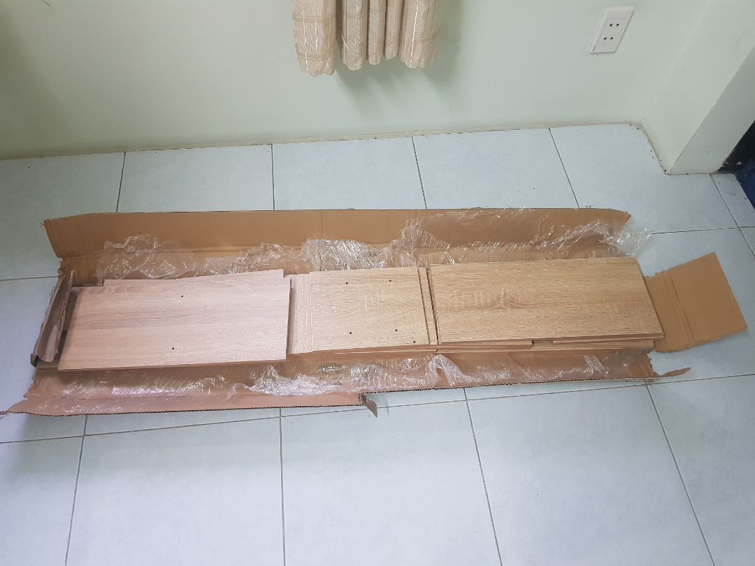 Sản phẩm đóng gói chắc chắn, giao hàng đúng hạn. Có 1 cuốn hướng dẫn lắp sản phẩm và một bịch vít bên trong. Các bước hướng dẫn lắp kệ rất dễ hiểu, dễ dàng để làm theo. Vị trí các lỗ bắt vít cũng rất khớp, không bị lệch. Tuy nhiên, bộ của mình thiếu mất 3 con vít và phần gắn đế chân kệ không có lỗ sẵn, phải đục lỗ để gắn vào. Nói chung kệ rất đẹp, chắc chắn, thật sự giá rất rẻ cho một cái kệ như vậy luôn. n