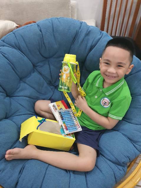 Bình đẹp, có dây đeo xinh xắn, bé nhà mình rất thích. Mấy bé hàng xóm cũng đòi bố mẹ mua theo.