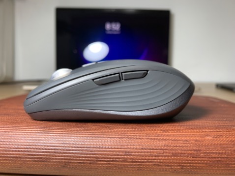 Đầu tiên là về chất lượng dịch vụ thì shop giao hàng rất là nhanh nha, hàng được bọc rất kĩ. Về trải nghiệm người dùng của dòng chuột này thì khỏi bàn rồi, chuột cảm biến rất nhạy nên là các anh em thoải mái lướt chuột bất chấp mọi bề mặt và bên cạnh đó còn có con lăn vô cực làm bằng thép mang lại trải nghiệm lướt web rất êm, mượt và cực sang chảnh. Ngoài ra thì chuột có khả năng kết nối và chuyển kết nối liên tục giữa 3 thiết bị rất mượt và ổn định, cổng sạc bằng usb-c rất thân thiện với đại đa số người dùng.