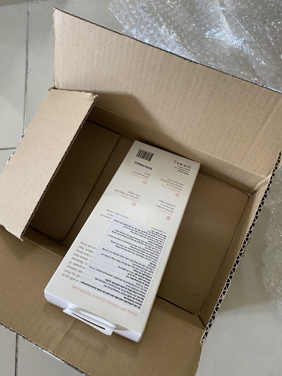 Lúc mua có quà tặng kèm theo, khi nhận hàng thì mở ra trống trơn. Biết vậy không mua.