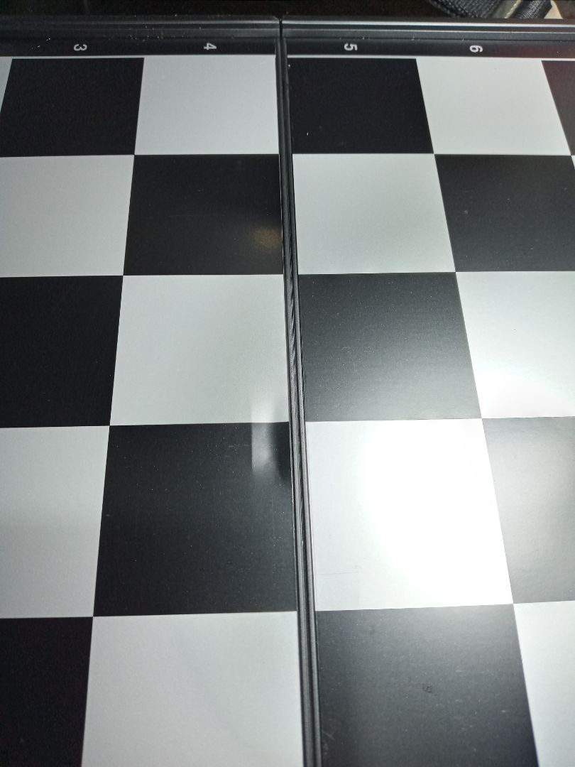 bỏ ra 250k rồi nhận về cái bàn cờ vừa bị móp ngay giữa bàn cờ, mép ngoài ở giữa cũng bị móp. Rồi cuối bàn cờ cả đống vết xước, xin cho đổi lại sp khác. Chờ cả tuần mà giờ phải chờ thêm