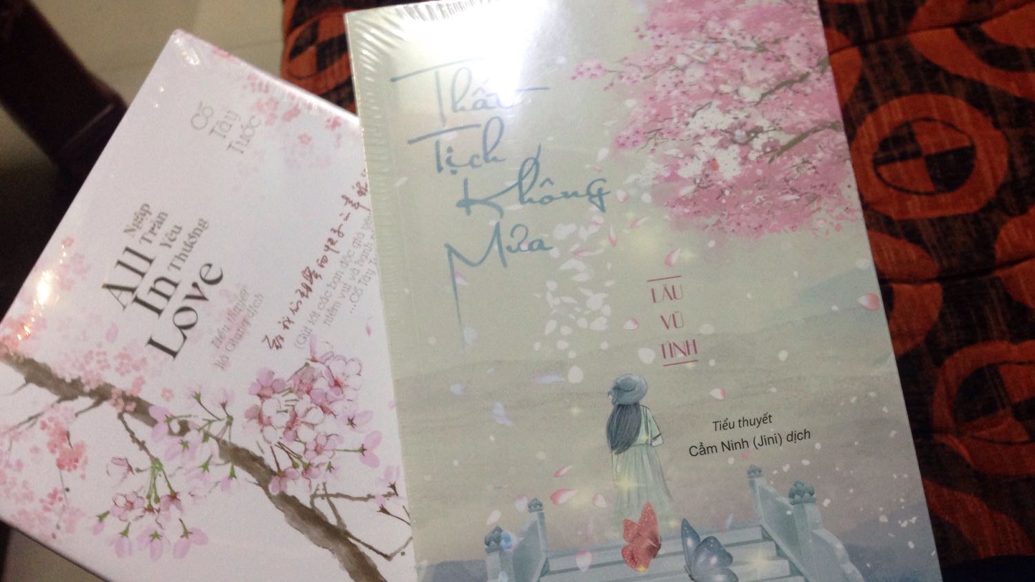 Sách rất đẹp và hay , nhưng quyển ' All in love bị móp một góc nhỏ và vỏ  bọc ngoài của quyển ' Thất tịch không mưa bị thủng vài chỗ nhỏ nhưng không sao ,bìa và bookmart siêu xinh luôn. Nội dung thì mik chưa đọc nên chưa biết...