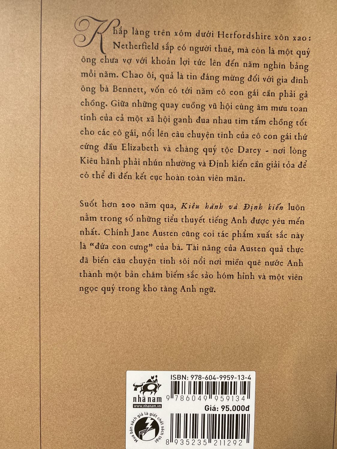 Tiki giao hàng nhanh, đóng gói cẩn thận, sách không bị nhăn hay gập bìa. Đây là bản bìa mềm, khổ sách to, nếu nằm đọc có thể bị mỏi tay.
Đây là tác phẩm yêu thích của mình đối với dòng văn học cổ điển nước ngoài.