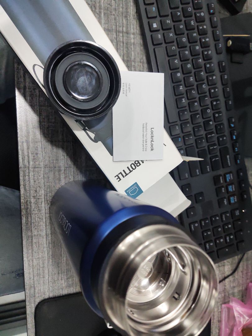 Giao hàng nhanh, gói hàng hơi bị móp, đóng gói sơ sài, không có sốp, hay mút để chống sốc. Hên là nhận hàng nguyê vẹn.... đã sử dụng 3 ngày. để đá từ 2h chiều hôm nay, tới 11h đêm ngày mai, đã vẫn còn nhiều.