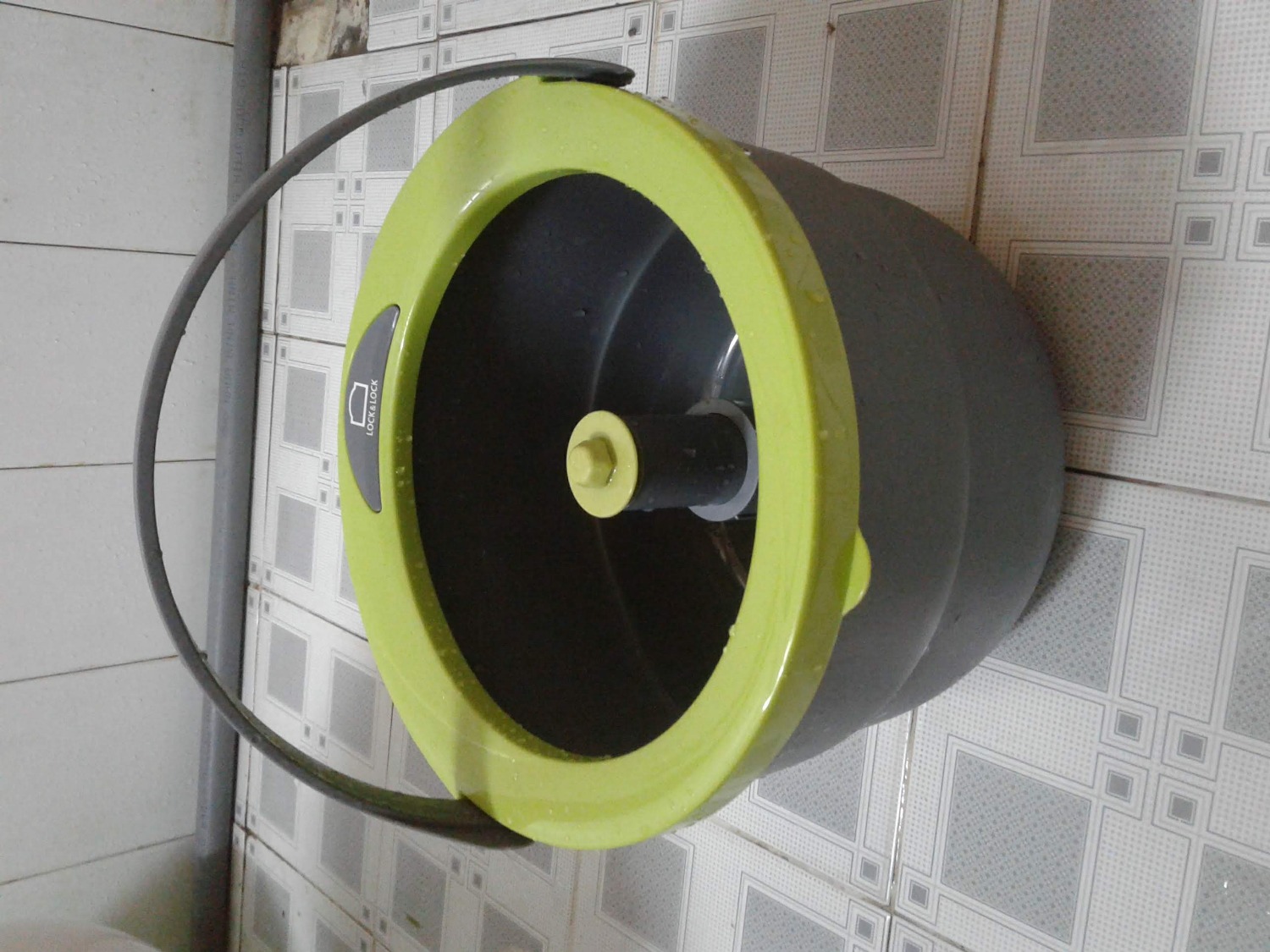 mình mua hàng nhiều lần của tiki, từ quà tặng khách hàng, thẻ cào, wifi router và bây giờ là bộ cây lau nhà; và tiki giao hàng đúng hẹn.
chất lượng lock&lock không cần phải bàn cãi nữa; trong nhà mình nhiều đồ gia dụng mang thương hiệu lock&lock, xài lâu rồi và rất bền.