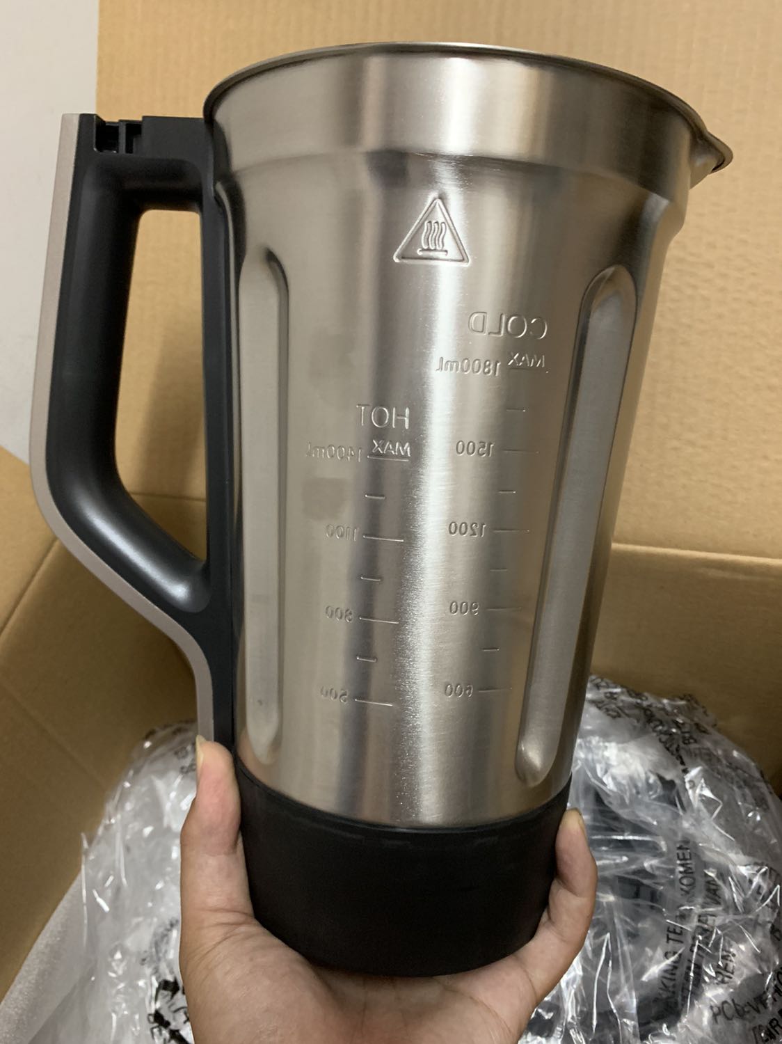 Hàng đóng gói chắc chắn, máy hoàn thiện tốt. Xay sữa đậu nành ngon, máy không bị rung lắc trong quá trình xay. Xay 5p cuối thì hơi ồn tí nhưng vẫn Ok