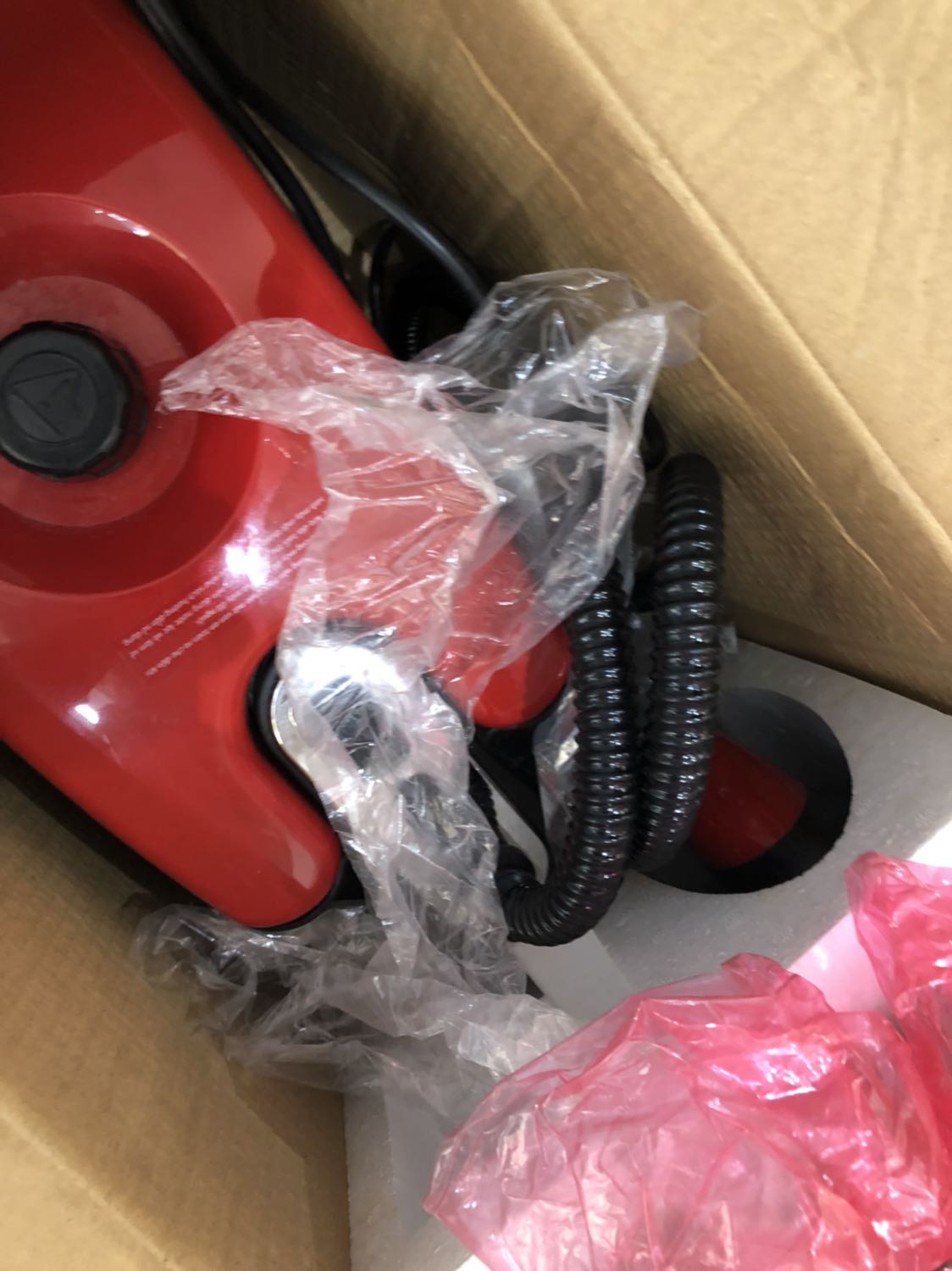 Tôi mua bàn là Tiross ngày 1/9, cho đến ngày 6/9 bàn là có dấu hiệu hoạt động không bình thường và đến ngày 9/9 bàn là không thể tiếp tục hoạt động. Tôi đã cố liên hệ với bộ phận bảo hành của tiki sau hàng trăm các cuộc gọi vì máy bận. Các bạn có dùng bên Giao Hàng Nhanh để đến lấy lại sp, tuy nhiên do sơ suất nhân viên Tiki đã ghi sai khối lượng, nên hàng bị từ chối lấy. Sau đó tôi tiếp tục hàng chục các cuộc gọi khác để mong các bạn ấy sớm thu hồi nhưng đã 2 ngày qua, bàn là vẫn còn ở chỗ tôi. Các bạn nên bỏ tiền mua 1 thương hiệu bàn là uy tín hơn. Và thêm 100k,200k để mua sản phẩm điện máy từ 1 nhà cung cấp có store hữu hình. Tiki có thể giao hàng trong 2h nhưng tuyệt đối không thể lấy hàng bảo hành về trong ít nhất 2 ngày. Đấy là chưa kể thời gian sửa chữa bảo hành và chuyển lại cho khách thì tôi chưa có cơ hội trải nghiệm.