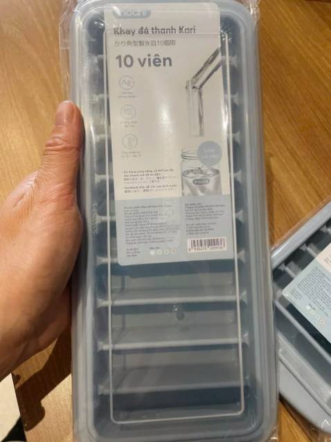 Mình mua 3 hộp mà thêm vào giỏ hàng không để ý lúc giao 6 hộp luôn . Hàng oke cứng cáp , chất liệu an toàn . Rất hài lòng nên thôi giữ lại tặng người quen vậy. Mấy bạn mua nên mua loại có hộp và nắp như mình cho tiện nha , tại vì mình từng sử dụng loại khay đá không có nắp đậy để chung với thức ăn trong tủ lạnh rất mất vệ sinh