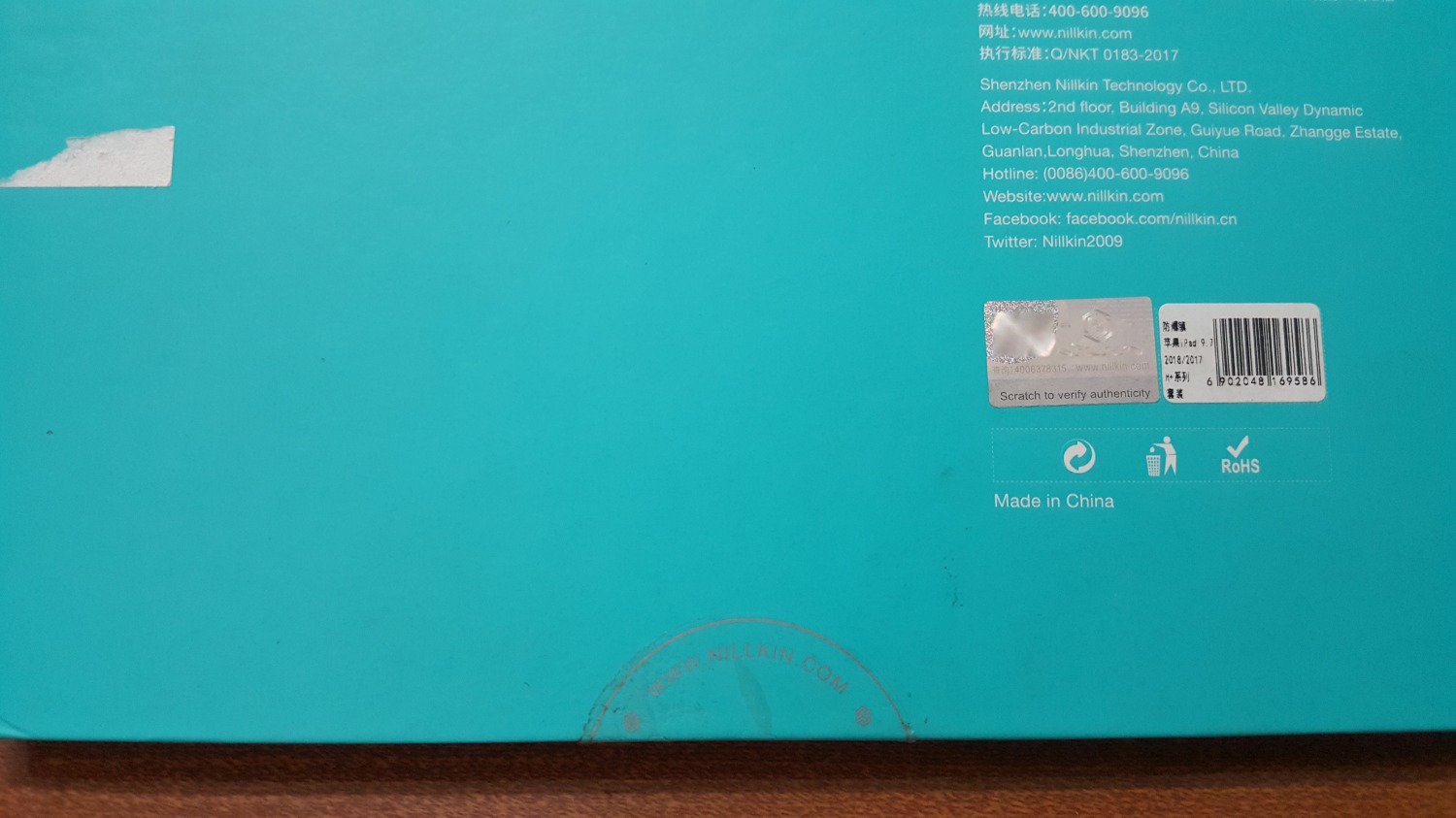 Sản phẩn tốt, đầy đủ đồ, canh chuẩn thả ra là tự động dính vào màn hình ipad, *** cảm ứng tốt như trên màn hình máy. Shop bán hàng uy tín, đóng gói có mút 2 bên trong hộp cotton cứng của hãng Nillkin chắc chắn, có tem bạc của hãng. Đúng là tiền nào của nấy.