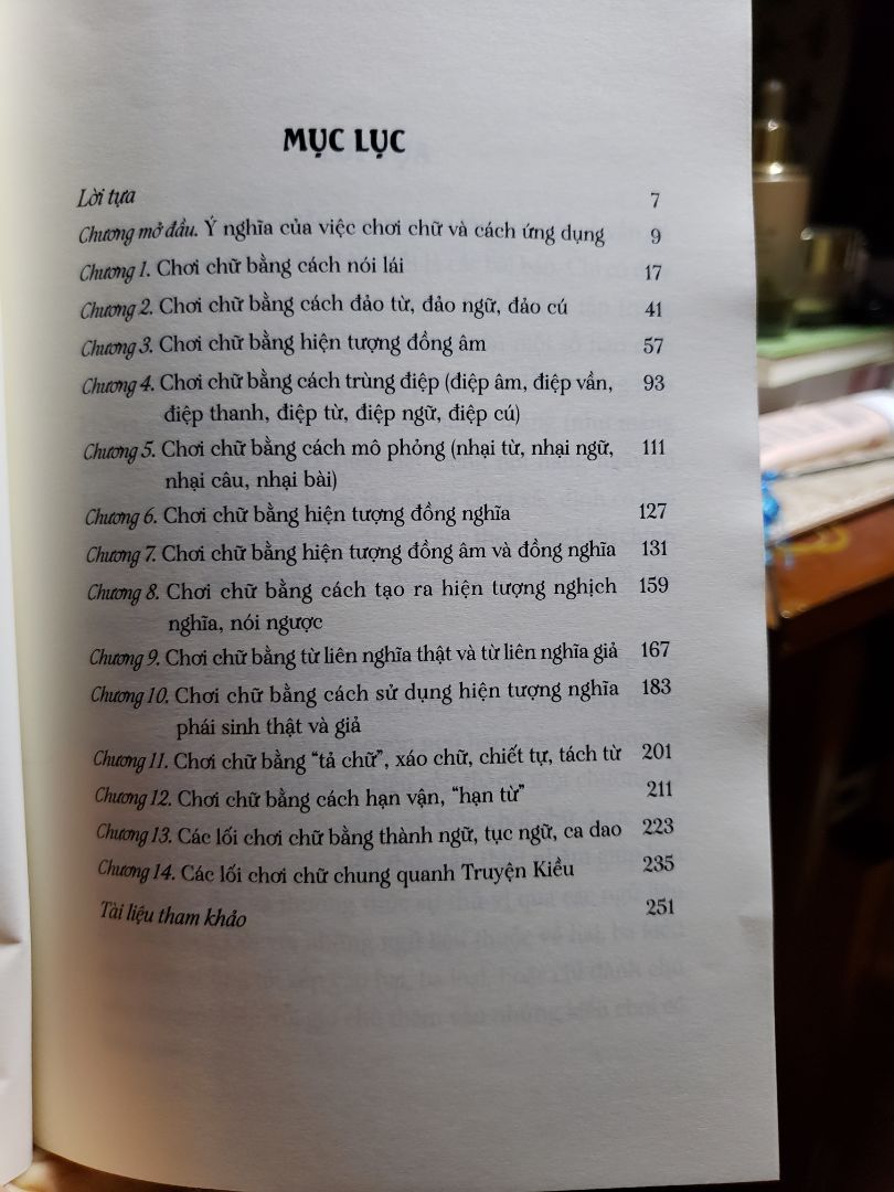 Sách tổng hợp những hình thức chơi chữ phổ biến trong tiếng việt, kèm theo nhiều ví dụ minh họa. Đọc để thêm yêu tiếng Việt.
