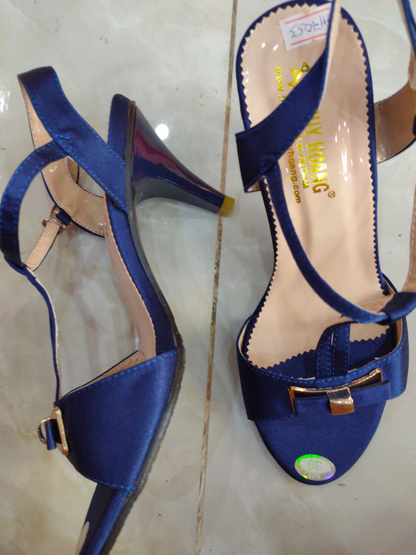 Giày tốt hơn mong đợi... Như hình như mô tả... Rất thích