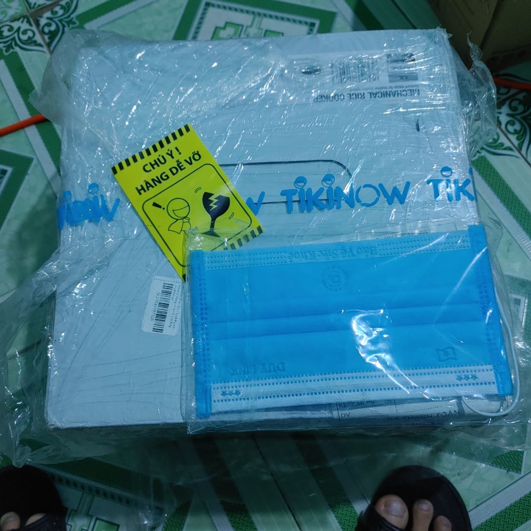 Nhỏ xinh.
Phù hợp ở trọ một mình hoặc 2ng.
Để khử mùi nhựa mọi người nên cho chút nước vô nồi rồi vắt nửa trái chanh sau đó đun sôi khoảng 5' rồi mở lắp 1-2'. Đổ nước đi và rửa sạch lõi nồi rồi mới cho gạo vô nấu.
Nồi nhỏ nên mình khuyên mọi người nên cắm 1bát đến 1bát rưỡi gạo tương đương với 2-3 cái cốc nhựa nhỏ đi kèm với nồi để nấu thì cơm sẽ ngon hơn. Chứ đừng bỏ vô nhiều gạo quá.
Lõi nồi chống dính rất tốt. Nên rửa chỉ cần xả nước là sạch ko cần xài vật dụng để cọ sẽ dẫn đến bong lớp chống dính.