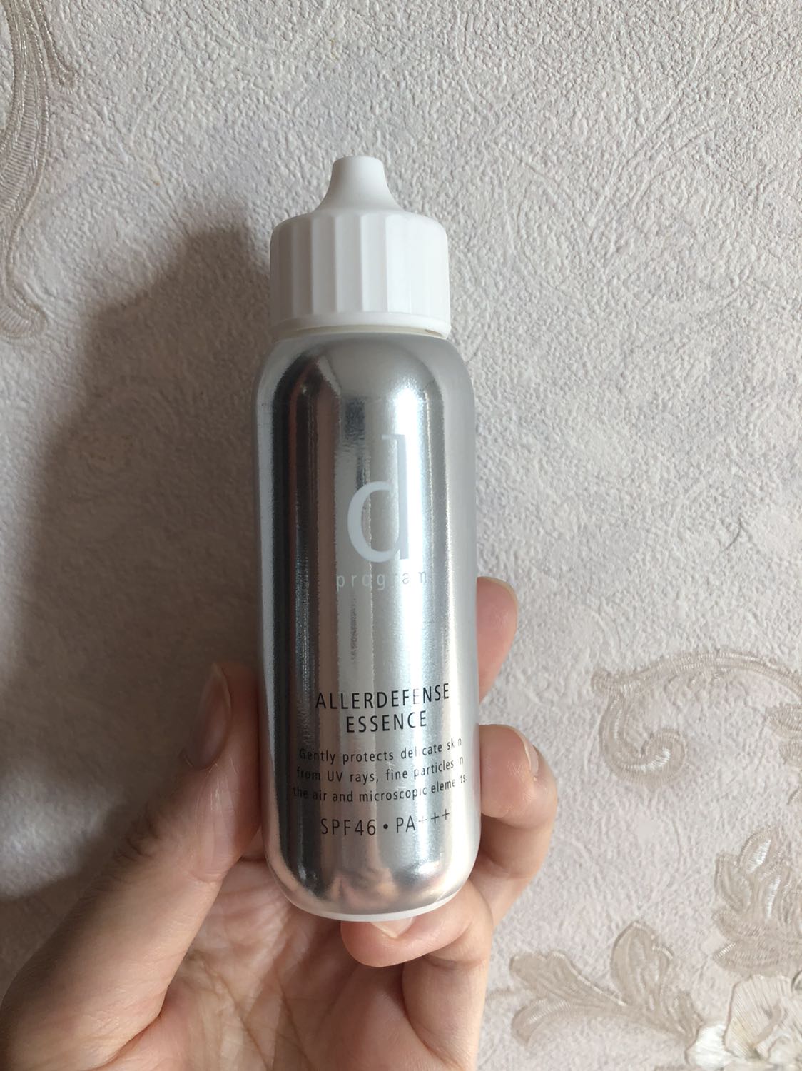 Tiki giao hàng rất nhanh, bạn giao hàng rất dễ thương, sản phẩm được đóng gói kĩ càng, kem chống nắng dạng kem lỏng thấm nhanh, k thay đổi tông màu da.