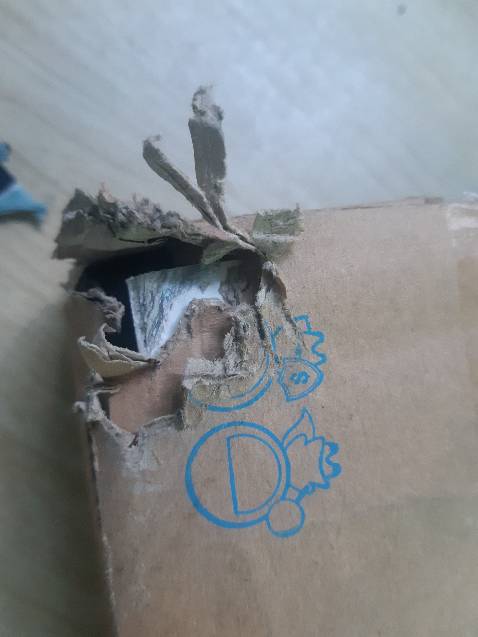 Tôi thật sự rất không hài lòng về cung cách phục vụ của công ty. Tôi có đặt đơn hàng #958644129 ngày đặt hàng: 22:14 27/08/2022 . Nhân viên có giao hàng vào 12h30 ngày 30/08/2022, tôi đang ở cơ quan nên nhờ người nhà nhận giúp. Tình trạng kiện hàng như ảnh kèm theo, và nhân viên giao hàng nói là chuột cắn, người nhà tôi cũng lớn tuổi thương tình nhận hộ. Nhưng tôi hỏi các anh vài câu, có con chuột nào cắn mà góc sách lại vạt đi 1 cách bằng phẳng như thế không? Các anh đang liên kết với 1 đối tác vận chuyển và đối tác đó đang làm mất đi hình ảnh, uy tín của các anh, đó có phải là phương châm kinh doanh của các anh “ *** dối khách hàng” ? Và giờ các anh giải quyết đơn hàng của tôi như thế nào?