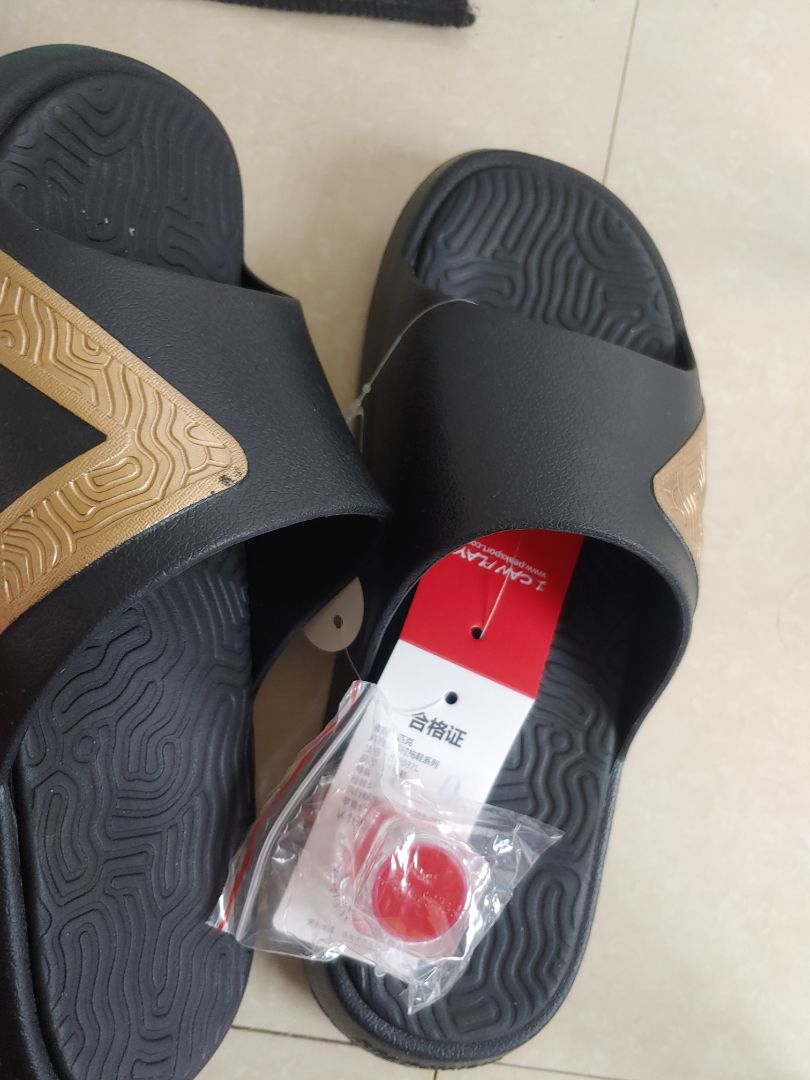 được tặng kèm hộp màu đỏ nhưng dép lạo bị dính bẩn phần màu vàng sản phẩm có lỗi nhẹ