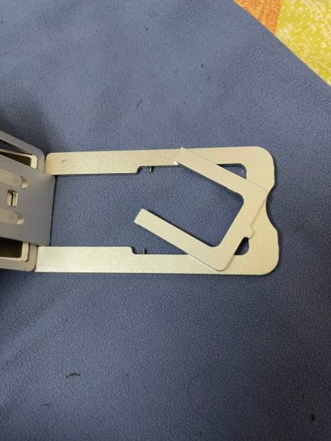 Hàng bị xút bản lề rớt 2 cái giá đỡ ra. giờ hổng biết sao gắn vô và sử dụng. các chốt kg bị gãy mà hình như không được lắp chính xác.