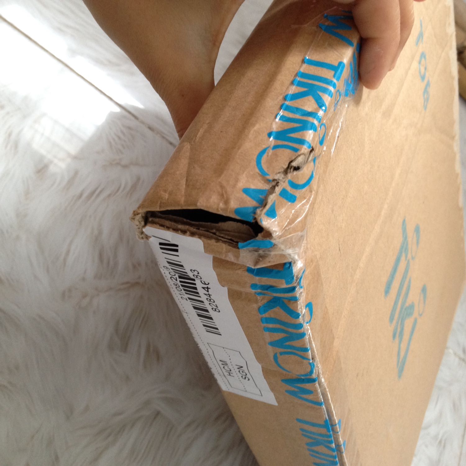 Gói hàng ẩu nên móp sách, sách cũ như trưng bày lâu, sách bị lỗi gấp nếp tới trang 50, những sách khác mình mua không đến nỗi, nhà cung cấp sách này không ổn, Tiki kiểm tra lại đơn hàng 828446483 nhé, mình đã gửi *** từ hôm nhận hàng 22/8 mà vẫn chưa được hồi đáp. Mình muốn đổi sách ạ.