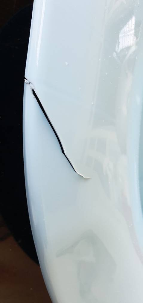 Bạn ơi. Tôi vừa nhận hàng cách đây 30 phút. Ngay khi nhân viên giao hàng còn ở đây, tôi mở ra thì cái thau bị bể. Tôi nói không nhận hàng bể (vỡ) nhưng người giao hàng không chấp nhận thu hồi. Tôi đã chụp hình cái thau với nhân viên giao hàng. Tôi có gọi lên tổng đài ngay lúc đó để thông báo. Vui lòng giúp tôi đổi cái mới. Xin cảm ơn.