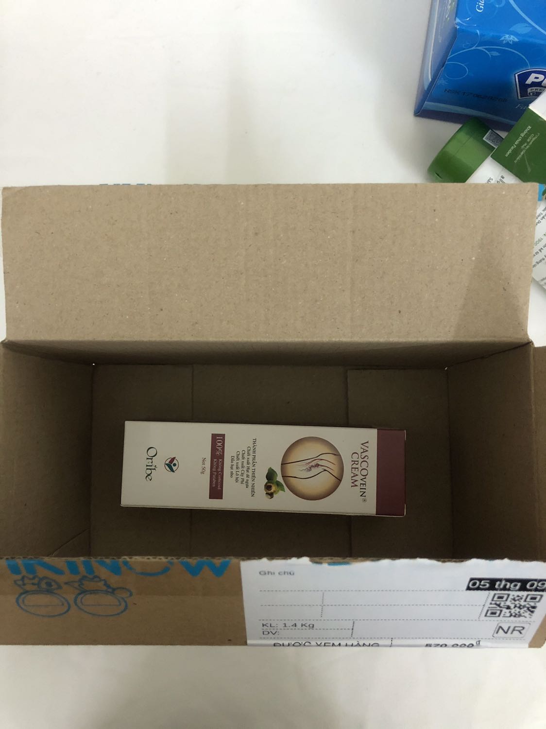 Mình bị suy giãn tĩnh mạch nhẹ, chỉ bị nổi gân xanh sau chân chứ không bị sưng phù hay tê nhức như người khác, mình có dùng loại viên uống cảu nhãn hiệu này khá hiệu quả nên mua thêm kem thoa bôi bên ngoài xem hiệu nhanh hơn nữa không. 
Bạn nào có triệu chứng như mình thì cứ dùng nhãn hiệu này 99% là hết nhé, còn mấy trường hợp nặng hơn thì mình không rõ lắm.