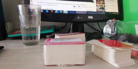 Sản phẩm thì rất đẹp, giấy một mặt trơn một mặt như A4 dày=> Giấy giầy lắm luôn 
Có điều đóng gói thì ko ổn lắm, tuy hộp đựng to nhưng trong quá trình vận chuyển lại bị đổ ra, nếu ai mua về bán lại thì chắc xỉu luôn quá >< NHƯNg vì sản phẩm đẹp nên 5* nhé! (mua 3 cục đều là màu đỏ hết, shop nên cho màu khác nhau nhé !)