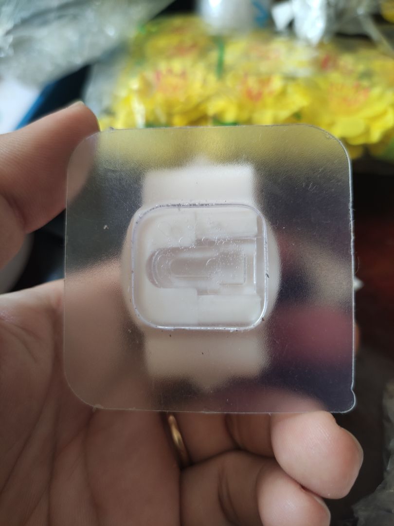 là 1 loại dán tường. kẹp có vẻ chắc chắn. có đệm thung chống trượt