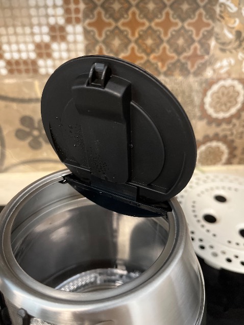 Lắp dưới bằng nhựa đun có mùi nhựa, bên trong có cái này chắc là cảm biến nhiệt nhìn mất thẩm mỹ với cái đệm kia chắc làm bằng cao su hoặc silicon mình ko rõ nhưng mình cảm thấy ko yên tâm khi nước bị đung nóng ko biết có chất gì bị thôi ra không. Cảm thấy ko hài lòng.