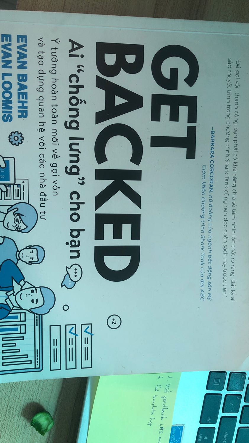 Sách màu trắng nên rất rõ những chỗ bị bận, quăn góc và cạnh sách bị ố