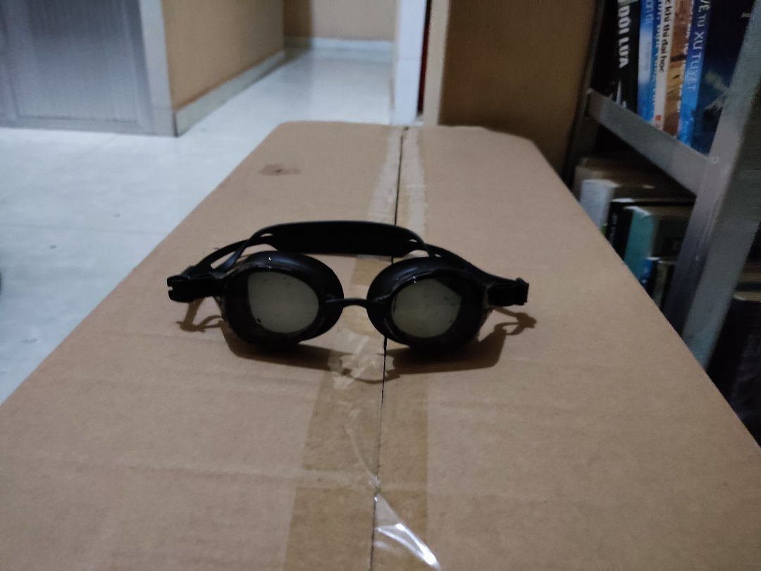 Kính chính hãng speedo quốc tế mặc dù sản xuất tại nhà máy ở Trung Quốc.
Mình mua kính  bơi 3,5 độ.
Mắt trái mình 3,25. Mắt phải 3,5.
Đeo vào thấy rõ ghê á. Không thể bằng kính thuốc được tại mắt mình bị loạn 1,25 nữa. Nhưng mà thấy rõ  tầm nhìn xa ghê á, rõ hơn nhiều kính bơi không hỗ trợ độ cận.
Mọi thứ như mô tả.
Còn về việc chống sương mù thì dù bạn mua kính gì ( cả kính đắt nhất)cũng vậy thôi. Sau 1 thời gian dùng nó sẽ bị sương mù nên không thể trách thương hiệu được.
Bạn mua chai bôi chống sương mù cho kín bơi loại tốt là hết.