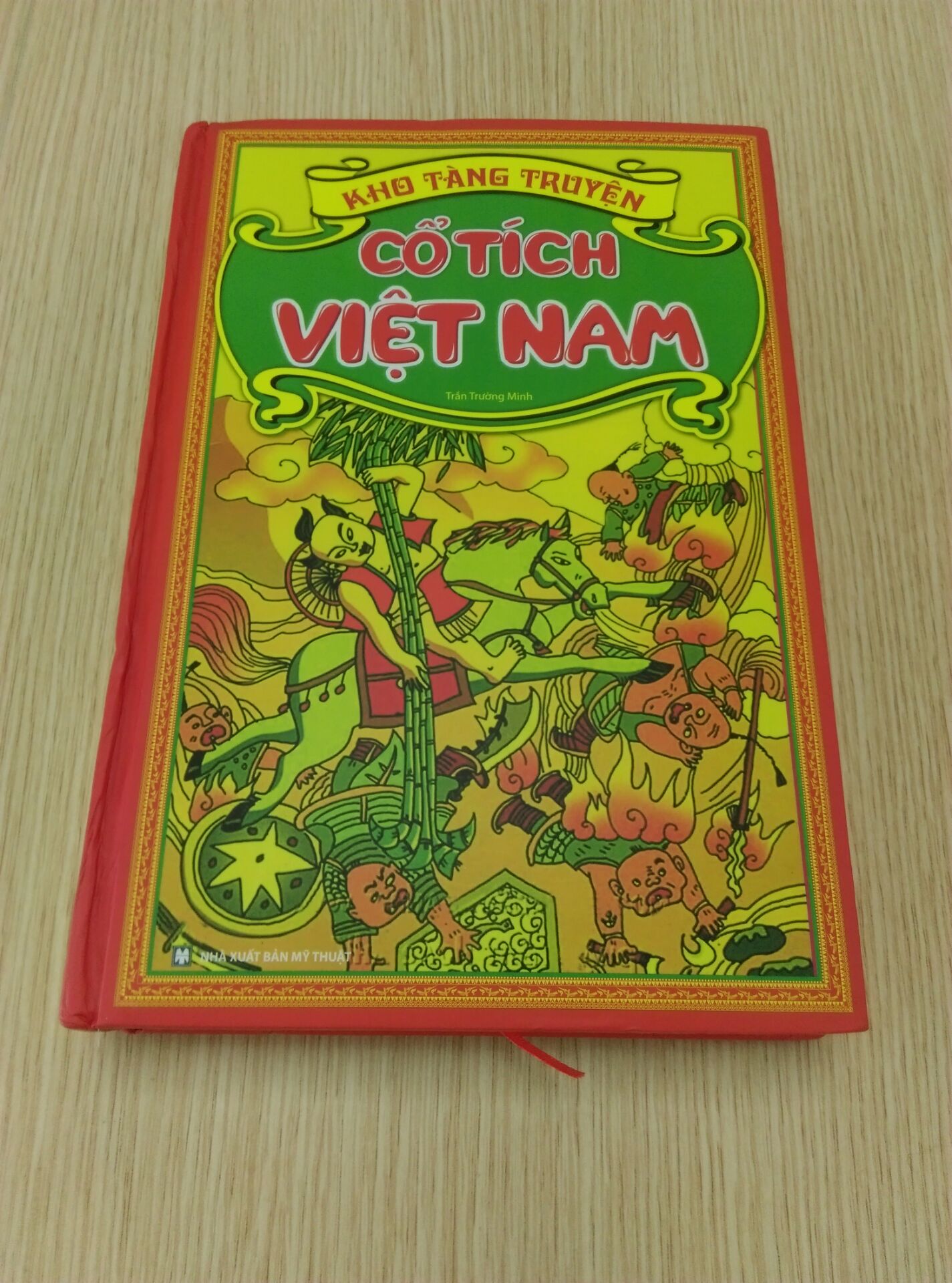 Hài lòng với cuốn sách này. Cuốn này được nhà xuất bản bọc trong lớp nilong trong, nên dù đặt ở kho bụi cũng không bị ảnh hưởng, có 1 chút ít hở ra bị bụi.
Sách bìa cứng, giấy đẹp, chữ to nhìn không bị mỏi mắt, đọc thích, có nhiều truyện cổ tích (đúng kiểu kho tàng truyện).
Nội dung truyện mình đọc qua 1 vài truyện thấy rõ ràng và đầy đủ.