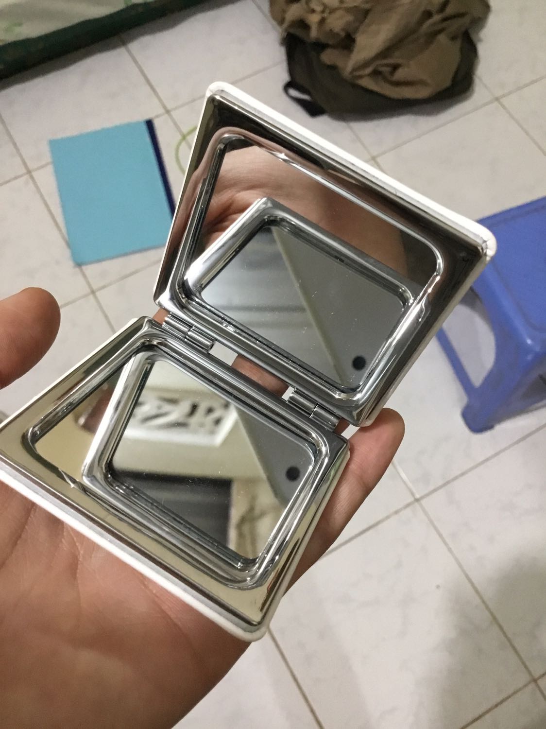 Ban đầu cứ tưởng gương tròn nhưng cuối cùng đc nhận gương mặt vuông, đúng cái mình đang cần luôn, cảm thấy vui quá troi quả đât, gương cute mặt kính trong vắt, ko bị biến dạng hình ảnh, gương có mặt phóng to nên tha hồ mà nặn mụn