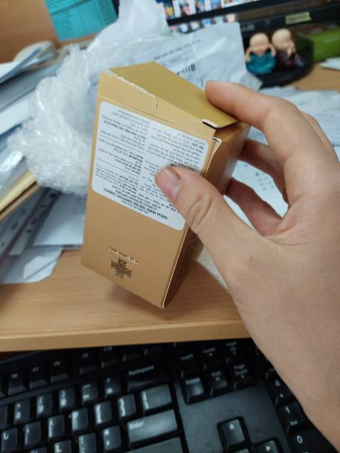 Không biết uống vào có tốt như mọi người đánh giá không, mà nhận hàng, shop gói hàng không hài lòng, gói hàng không đẹp, khui ra cái hộp móp méo, rách nắp hộp,  không thấy có hộp quà tặng đẹp như mọi người. Chắc mình mua áp mã giảm giá mua giá chỉ 1.450.000 vnđ  nên bị thế. Haizzz