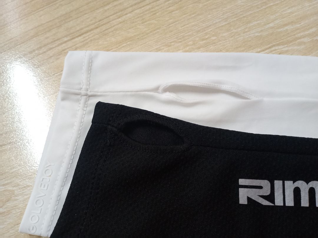 Một lúc đặt liền 2 sản phẩm trên Tiki nên mới có cái để so sánh. Hàng của shop màu đen, nhìn mẫu mã khá ổn, chất giống chất mấy cái áo chống nắng, khá nóng, không co dãn mấy nên đeo bị chật bắp tay. Trong khi mình mua đôi màu trắng shop khác trên Tiki thì chất mát lạnh, mềm và co dãn tốt, lại có thêm phần chống tụt trên bắp tay, giá rẻ hơn tận 40k. Mặc dù shop có kèm thêm thẻ tặng 10k khi comment nhưng theo tớ shop nên giảm giá cho phù hợp hơn với chất lượng sản phẩm. Với giá 150k và chất lượng như này tớ sẽ ko mua lần 2 đâu.